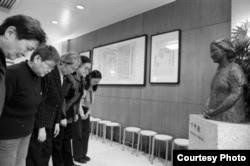 当年红卫兵宋彬彬(中)和其他红卫兵一起在卞仲耘的半身像前洒泪鞠躬。(取自共识网)