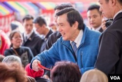 台湾总统马英九向寒士们分发500台币的新年红包。(美国之音记者方正拍摄)