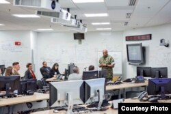 国防情报局局长斯图亚特中将2017年8月2日在总部与业界和学界讨论人工智能和机器学习。(图片由国防情报局提供)