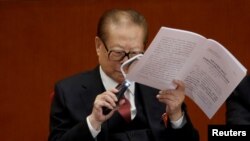 前中共总书记江泽民在中共十九大上阅读习近平的报告。(2017年10月18日).