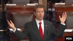 因无人机问题保罗参议员在国会做冗长发言阻拦参议院表决中情局长任命。(2013年3月6日)