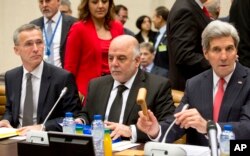 美国国务卿克里(右)在北约布鲁塞尔总部举行的国际打击“伊斯兰国”圆桌会上敲槌。参加会议的包括伊拉克总理阿巴迪(中)和北约秘书长斯托尔滕贝格。(2014年12月3日)