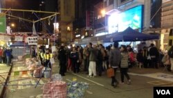 大批市民周五晚前往铜锣湾占领区(美国之音海彦拍摄 )