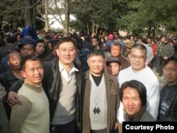 贵州人权人士在人民广场(左起:田祖湘、廖双元、糜崇标、陈西、雍志明、小王)