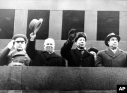 1960年11月7日,中国主席刘少奇和苏联部长会议主席赫鲁晓夫(左起第二人)、苏联最高苏维埃主席团主席勃列日涅夫(右)和国防部长马利诺夫斯基在莫斯科红场