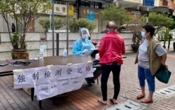 香港政府上星期六开始在油麻地、旺角划出强制检区,要求区内多幢大厦的居民接受强制病毒检测。 (美国之音/汤惠芸)