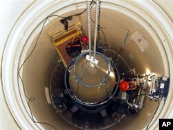 I蒙塔纳州一处导弹基地的一枚洲际弹道导弹和美国空军维修人员。(资料图片)