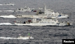 2013年5月, 中国海监船和日本海上保安厅巡逻舰在中国东海 (资料照片)