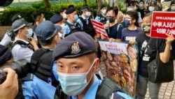 社民连4名成员十一游行抵达终点湾仔金紫荆广场附近,游行人士要求警方开路,让他们可以在较接近升旗典礼现场的位置请愿 (美国之音/汤惠芸)