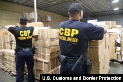 资料照:美国海关与边境保护局(U.S. Customs and Border Protection) 在纽约/纽瓦克港(Port of New York/Newark)扣押了一批中国新疆被怀疑用人发制作的进口产品。