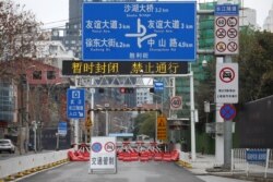 中国湖北武汉市的一条街道被封路。(2020年2月7日)
