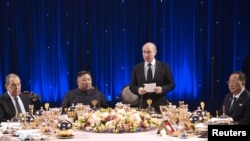 俄罗斯总统普京和朝鲜领导人金正恩在俄罗斯沿海城市符拉迪沃斯托克会谈后参加宴席。（2019年4月25日）