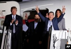 2018年5月10日，川普总统和第一夫人梅拉尼亚在安德鲁斯联合基地迎接被朝鲜拘留后又释放的三名美国人。