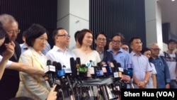 2019年7月2日建制派议员在立法会外面举行记者会就7.1事件表态 (美国之音记者申华报道)