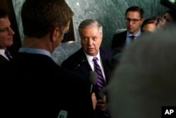 共和党参议员林赛·格雷厄姆在国会同记者谈话(资料图)