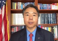 来自加州的联邦众议员刘云平在首映式上 (Zoom,勇士新电影)