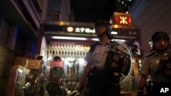 警察在地铁太子站逮捕抗议者,另一些警察守在站外。(2019年8月31日)