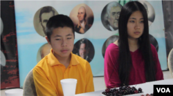 郭飞雄的两个孩子随母亲来纽约参加抗议(美国之音方冰拍摄)