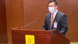 香港保安局局长 邓炳强 10月20日在立法会会见传媒,他多次以”中国台湾当局”称呼台湾,又批评台方政治操弄,不容许陈同佳赴台自首 (美国之音汤惠芸)