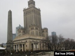 苏联文化影响和软力量象征。波兰华沙市中心的斯大林式建筑,华沙科学文化宫。(美国之音白桦拍摄)