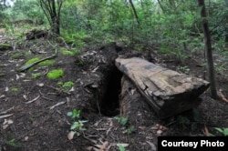 被撬开的棺木(照片来自搜狐网)