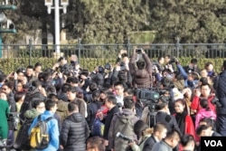 人民大会堂外记者如云。(2016年3月5日 美国之音金子莹拍摄)