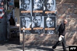 贴在巴黎街头的法国总统 候选人像。(2017年4月19日)