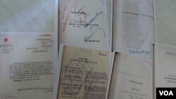 俄罗斯国家档案馆和纪念碑人权组织展示的斯大林大清洗时期苏共领导人签字的处决文件复印件。(美国之音白桦拍摄)