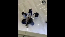 一名年轻人从元朗商场的二楼天台坠楼。(2019年12月24日)