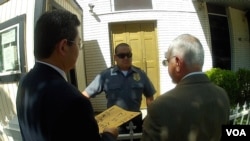 两位牧师和总领馆的警卫对话(美国之音国符拍摄)