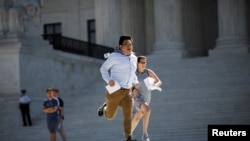 在美国最高法院拒绝干预各州出于党派目的而重划选区之后,一名新闻助理奔跑在最高法院外。(2019年6月27日)