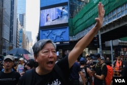 资料照：十一游行的组织者之一李卓人张开手掌(代表五代诉求)，振臂高呼五大诉求、缺一不可 (美国之音鸣笛拍摄)