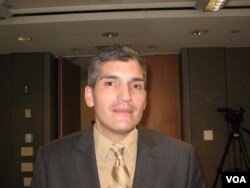 政治学学者拉斐尔·希梅诺教授 (美国之音申华)