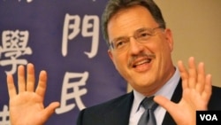 胡佛研究所的戴德蒙教授(美国之音国符拍摄)