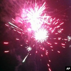 “要有光!”烟花照亮东师古村,表达网友对陈光诚的支持