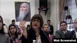 Kristina Arriaga, Phó Chủ tịch UB Tự do Tôn giáo Quốc tế Hoa Kỳ (USCIRF) mang chân dung Hòa thượng Thích Quảng Độ trong buổi điều trần trước Uỷ ban Nhân quyền Hạ viện Tom Lantos, ngày 15/2/2018.