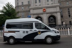 一辆押送任志强的警车驶离北京第二中级人民法院。(2020年9月11日)
