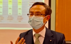 医学界立法会议员陈沛然批评修改选委会选举制度是民主倒退,部分界别议席减少,民意反映相当有限 (美国之音/汤惠芸)