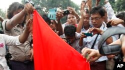 ဆန္ဒပြသူတွေ တရုတ်အလံကို မီးရှို့နေကြစဉ်။