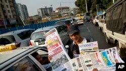 2013年4月1日,报贩在仰光街头叫卖报纸。