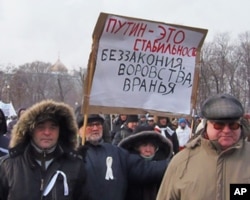 2月4日莫斯科示威者手举标语:普京-意味稳定,稳定的谎言,稳定的无法无天,稳定的贪污偷盗