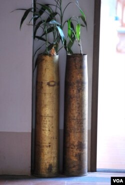 丰沙湾一家旅馆内用炮弹壳改装的花瓶。(美国之音朱诺拍摄,2011年2月5日)