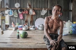 今年63岁的村民桑萨仁说,公社居民们都对涉及权势人物的持续土地纠纷感到气愤。他说:“有权势的人剥夺了民众的土地,但民众不敢反抗。” (美国之音柬埔寨语组拍摄)