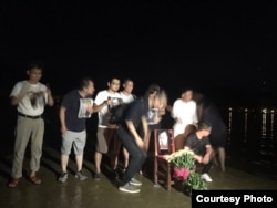 刘晓波“头七”公祭:广州公民在海边举行悼念活动。(网络图片)