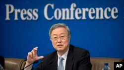 在中国人大开会期间,中国人民银行行长周小川在记者会上讲话(2017年3月10日)