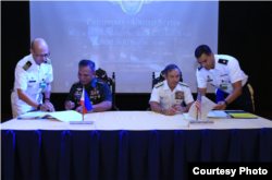 美军太平洋司令部司令哈里斯上将与菲律宾武装部队参谋长维沙亚上将2016年11月22日签署协议 （菲律宾军方照片）