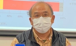 香港民意研究所副行政总裁钟剑华表示,他在港英殖民时代,从来未见过这么多纪律部队首长,出席一个非官式庆典活动,质疑港府的廉洁及纪律有所松弛 (美国之音/汤惠芸)