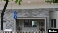 美国驻广州领事馆大门(路透社)