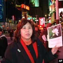 吕京花向路人解释为什么他们生援中国的茉莉花革命