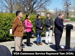 美国国会及行政当局中国委员会共同主席、联邦众议员史密斯在国会大厦外面讲话,中国人权活动人士站在后面(2016年3月29日)